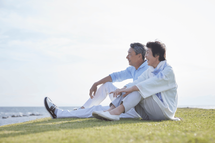 happy-elderly-couple-enjoying-a-seaside-view
