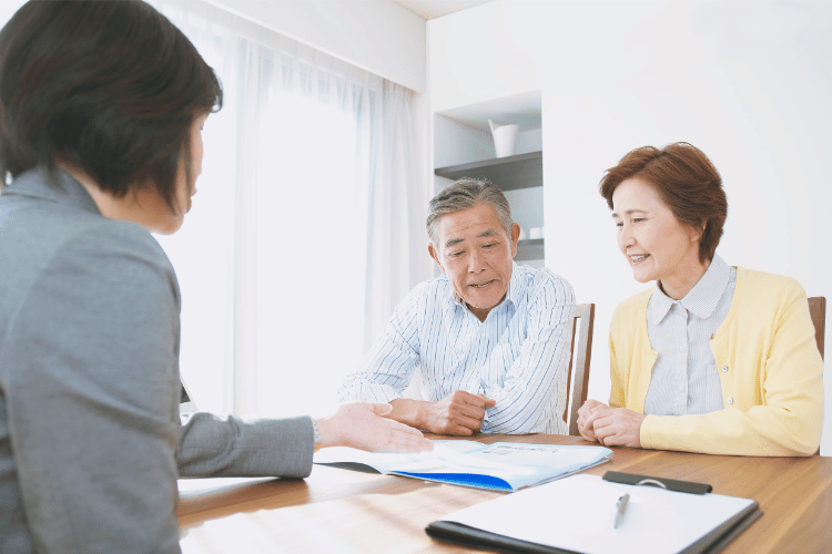 ファイナンシャルプランナーに相談する老夫婦